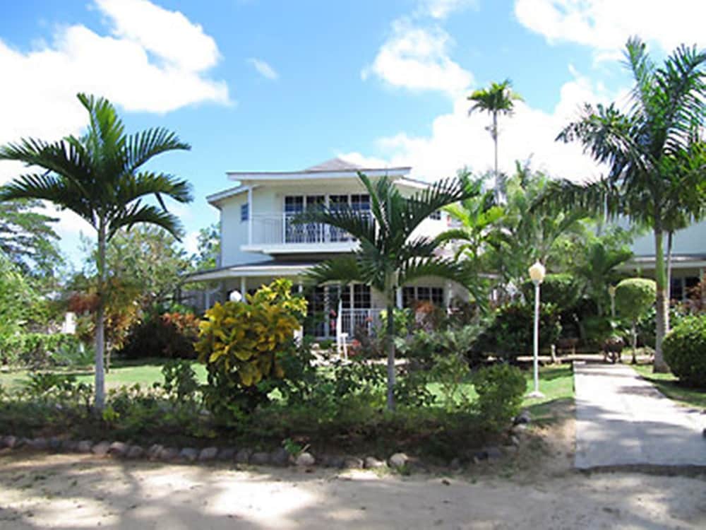 Rondel Village — Hotel building in Negril