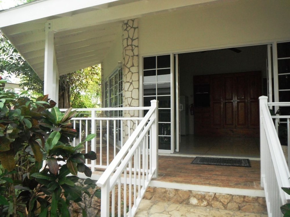 Rondel Village — Hotel building in Negril