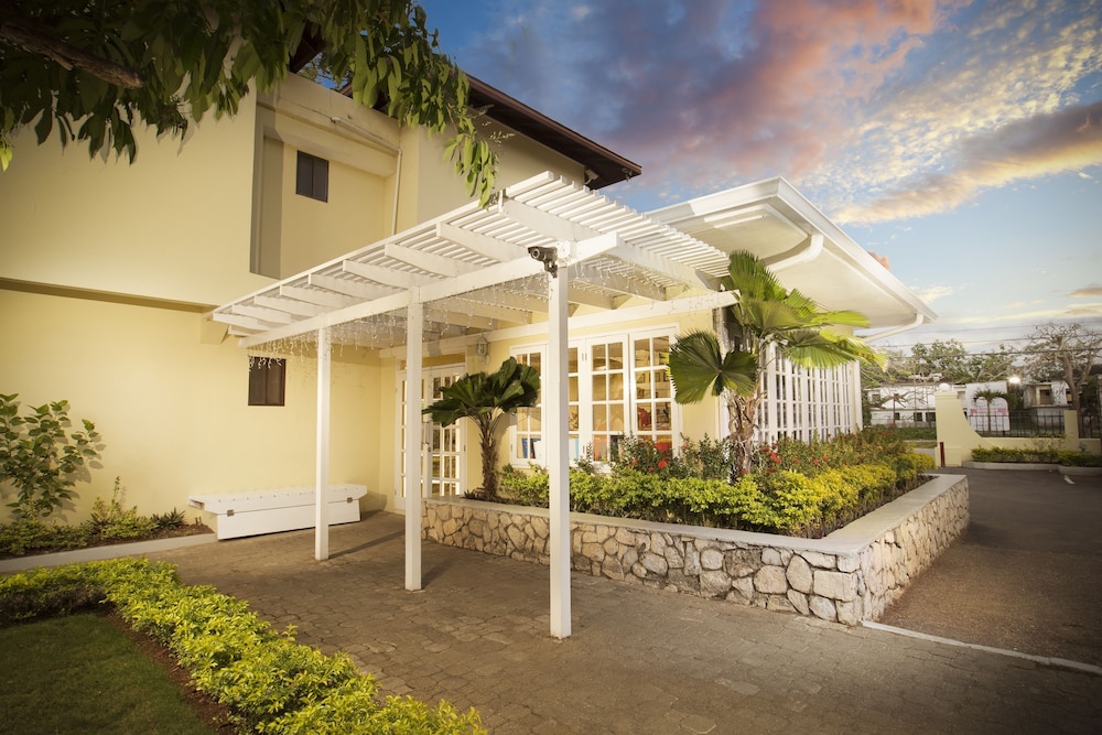 Rooms on the Beach Negril — Hotel building in Negril
