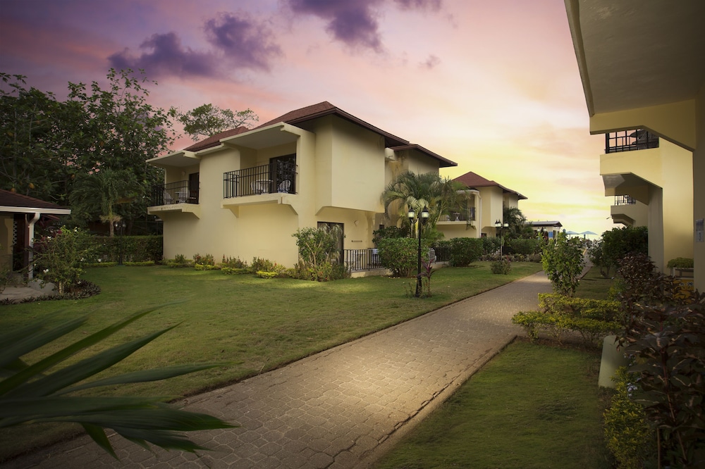 Rooms on the Beach Negril — Hotel building in Negril