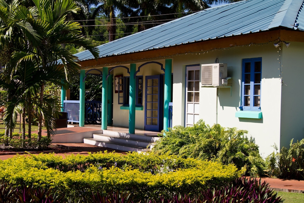 Toby's Resort — Hotel building in Montego Bay