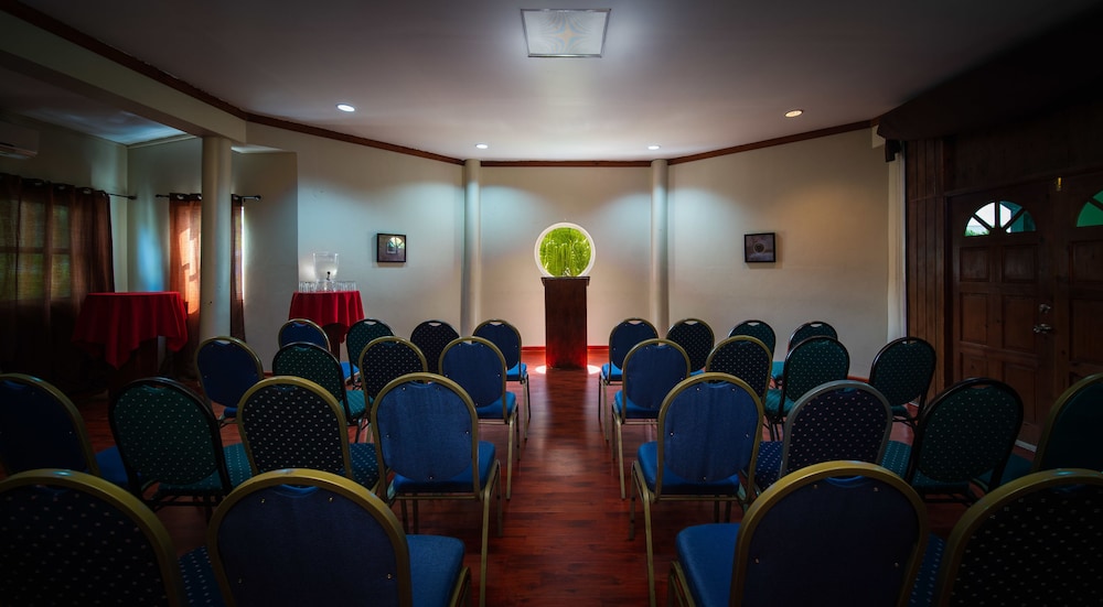 Toby's Resort — Hotel building in Montego Bay