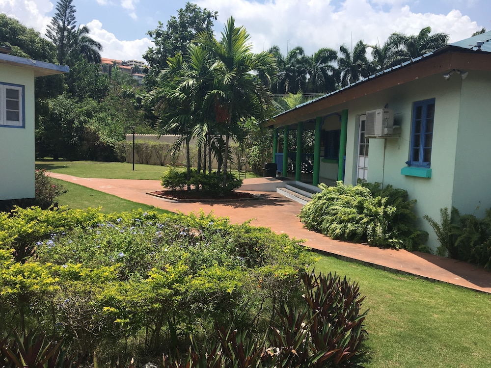 Toby's Resort — Hotel building in Montego Bay