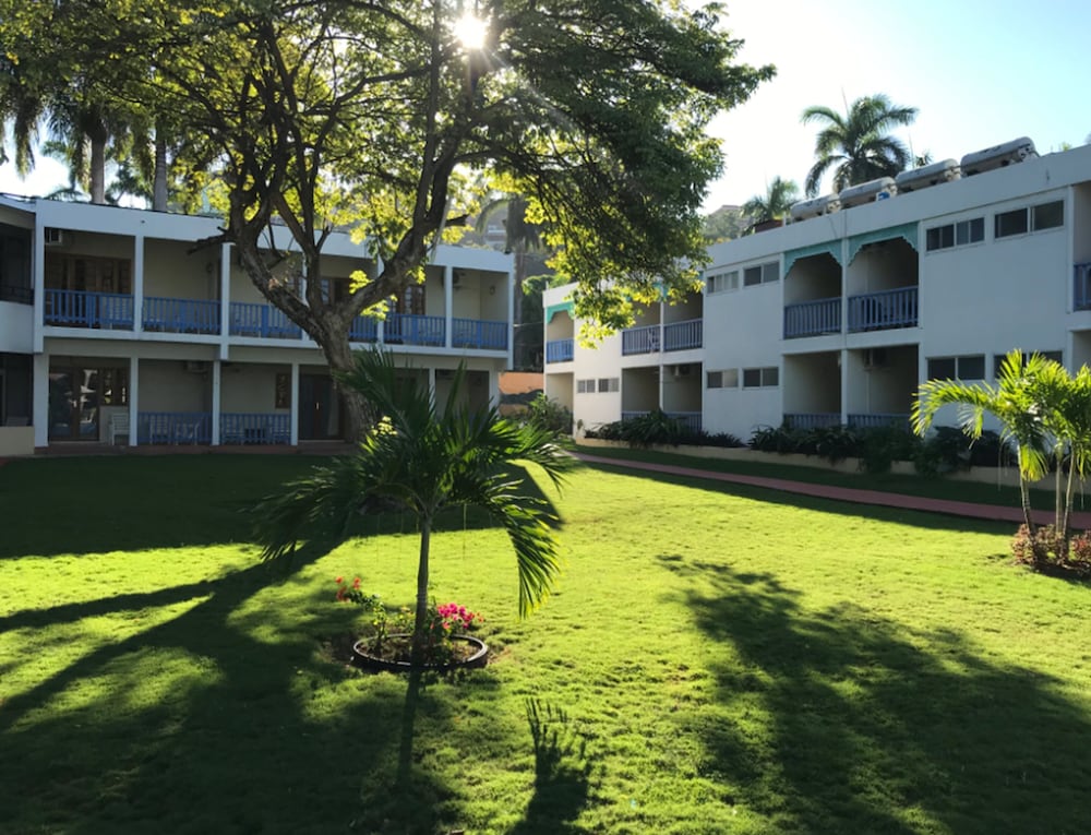 Toby's Resort — Hotel building in Montego Bay