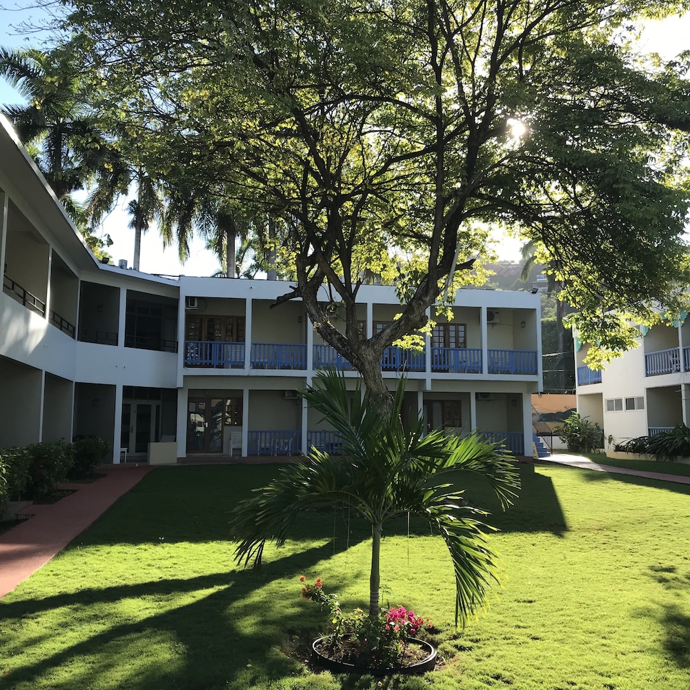 Toby's Resort — Hotel building in Montego Bay