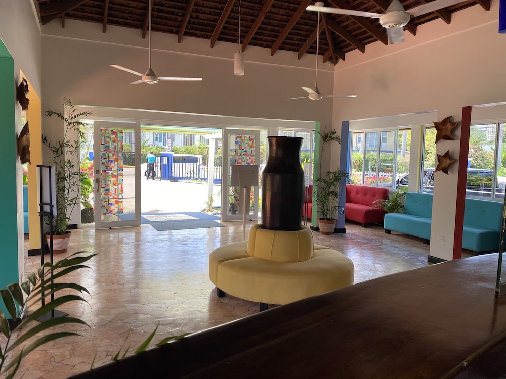 Toby's Resort — Hotel building in Montego Bay
