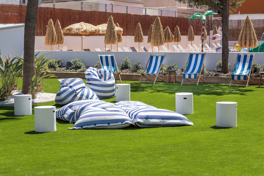 Hotel HSM Atlantic Park Hotel — Beach in Magaluf, Balearic Islands
