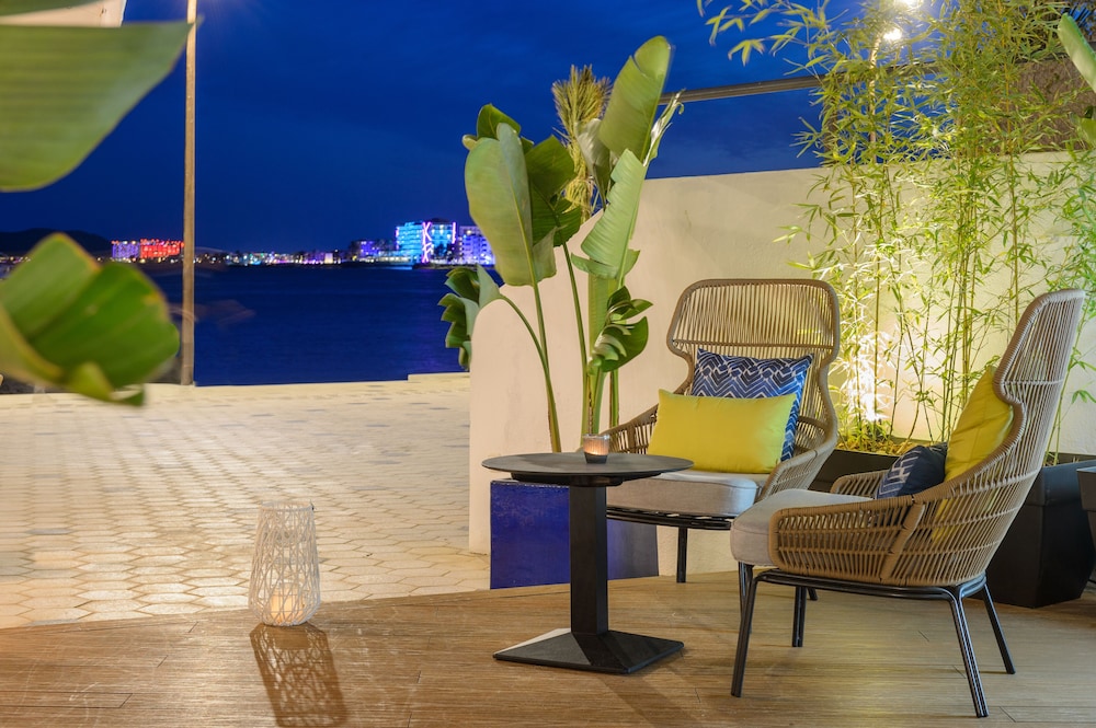 Hotel Vibra Maritimo — Restaurant & bars in Ibiza Town, Balearic Islands