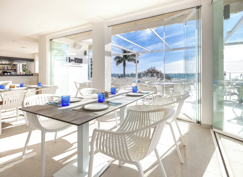 Ocean House Costa del Sol by Grupotel — Restaurant & bars in Torremolinos, Andalusia