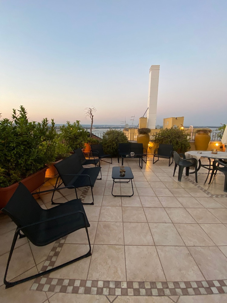 Akropolis Hotel