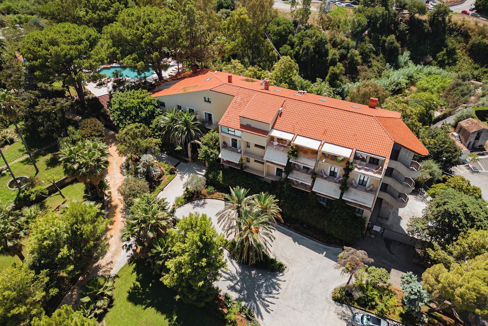 Hotel Alberi del Paradiso — Hotel building in Cefalù, Sicily