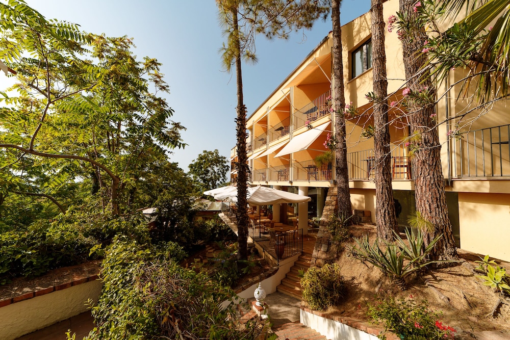 Hotel Alberi del Paradiso — Hotel building in Cefalù, Sicily