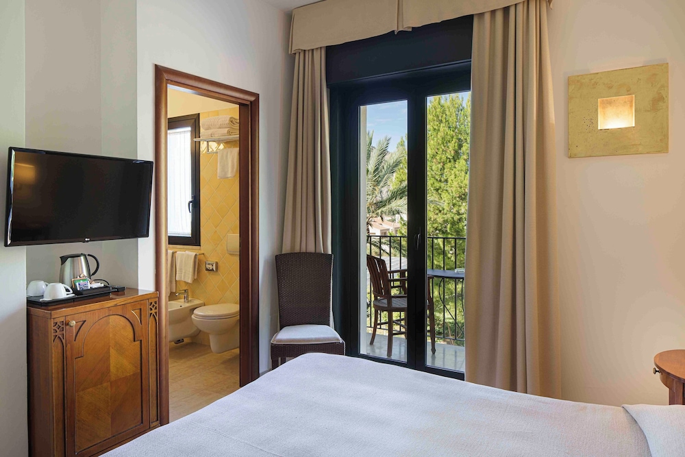 Hotel Alberi del Paradiso — Hotel rooms in Cefalù, Sicily