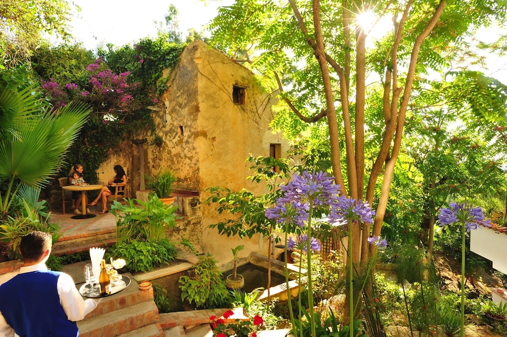 Hotel Alberi del Paradiso — Hotel building in Cefalù, Sicily