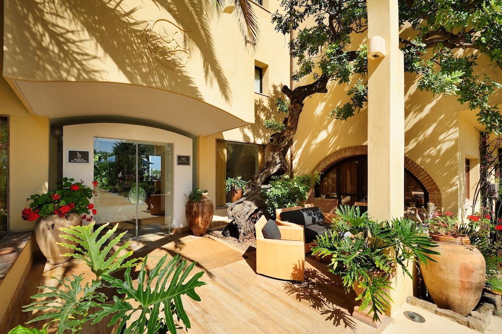 Hotel Alberi del Paradiso — Hotel building in Cefalù, Sicily
