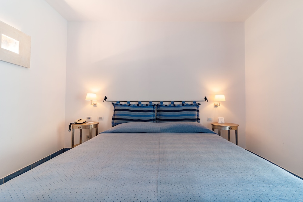 Hotel Alberi del Paradiso — Hotel rooms in Cefalù, Sicily