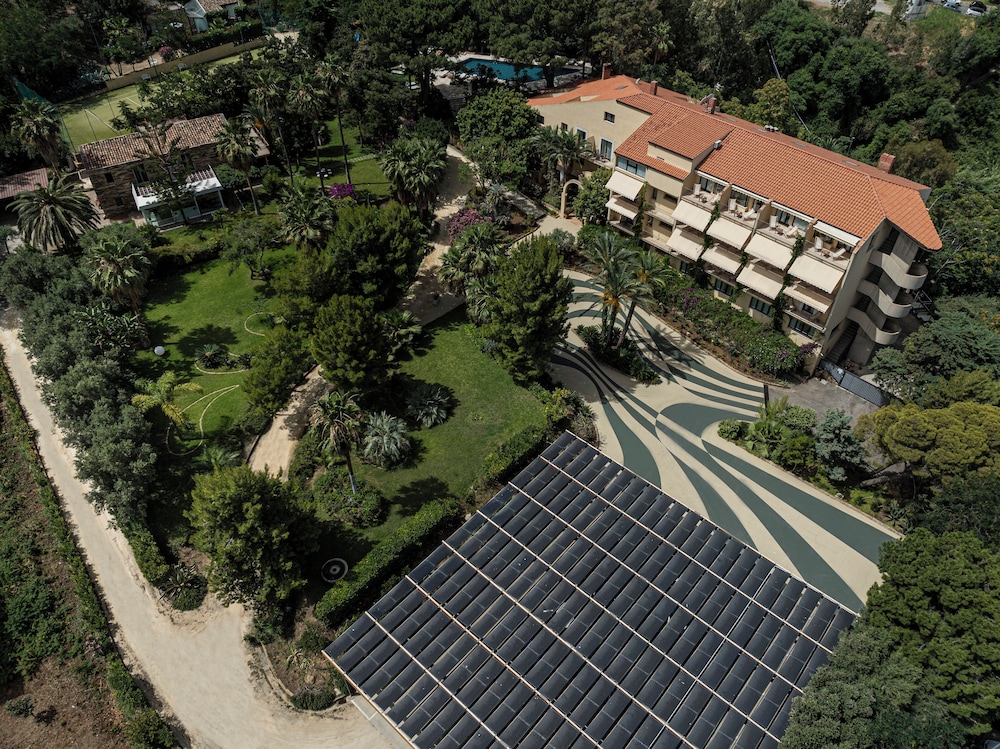 Hotel Alberi del Paradiso — Hotel building in Cefalù, Sicily
