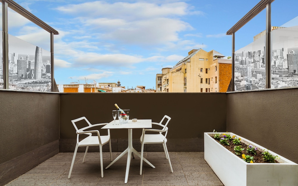 Grums Hotel — Hotel building in Barcelona, Catalonia
