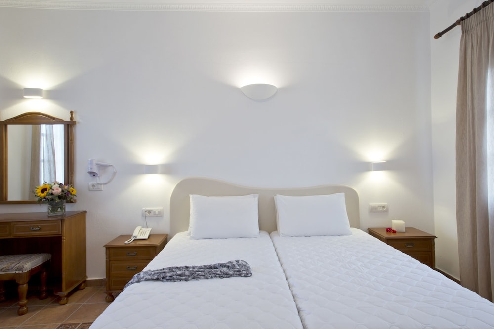 Alexandra Hotel — Hotel rooms in Kamari, South Aegean