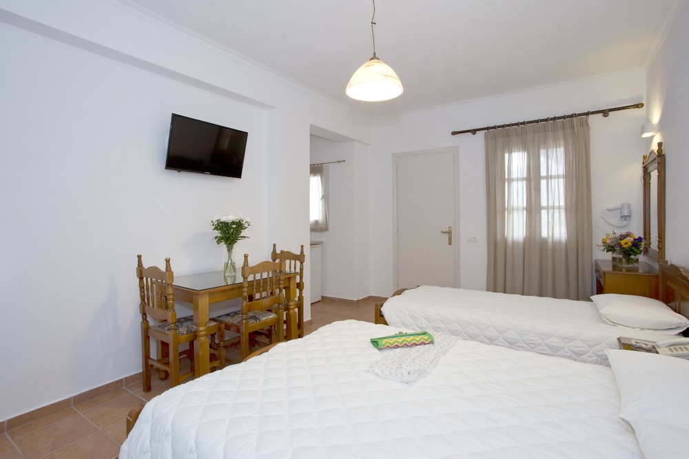 Alexandra Hotel — Hotel rooms in Kamari, South Aegean