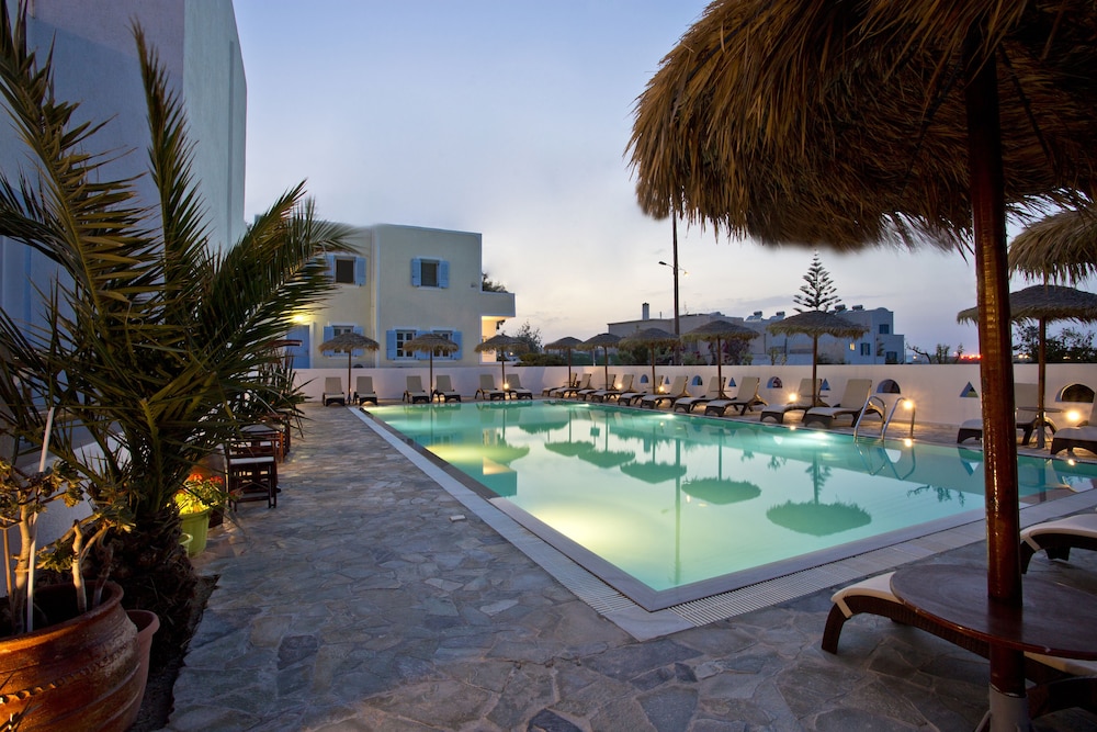 Alexandra Hotel — Swimming pool in Kamari, South Aegean