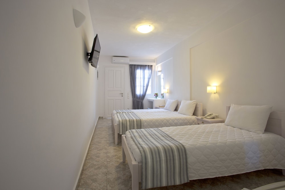 Alexandra Hotel — Hotel rooms in Kamari, South Aegean