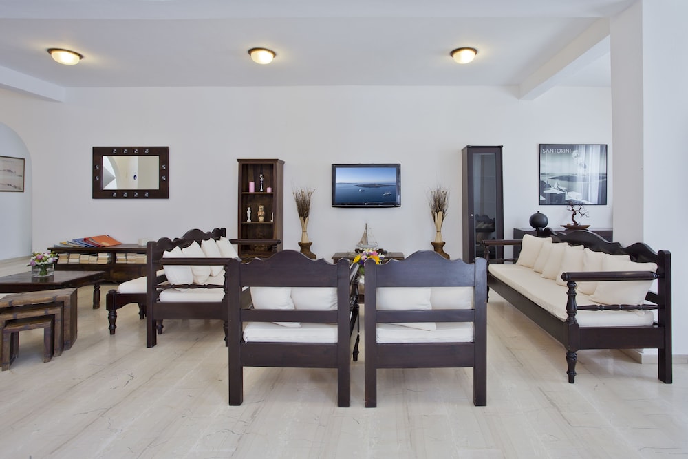 Alexandra Hotel — Hotel rooms in Kamari, South Aegean