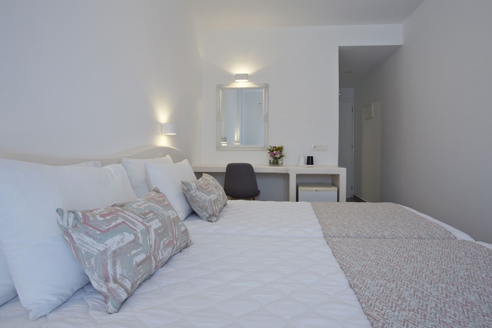 Alexandra Hotel — Hotel rooms in Kamari, South Aegean