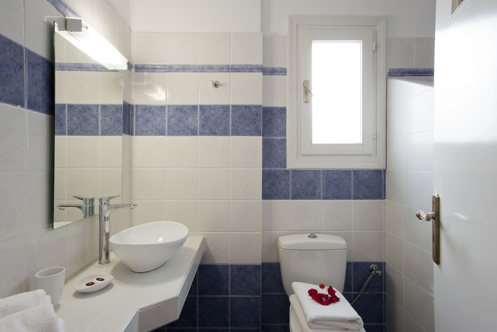 Alexandra Hotel — Hotel rooms in Kamari, South Aegean