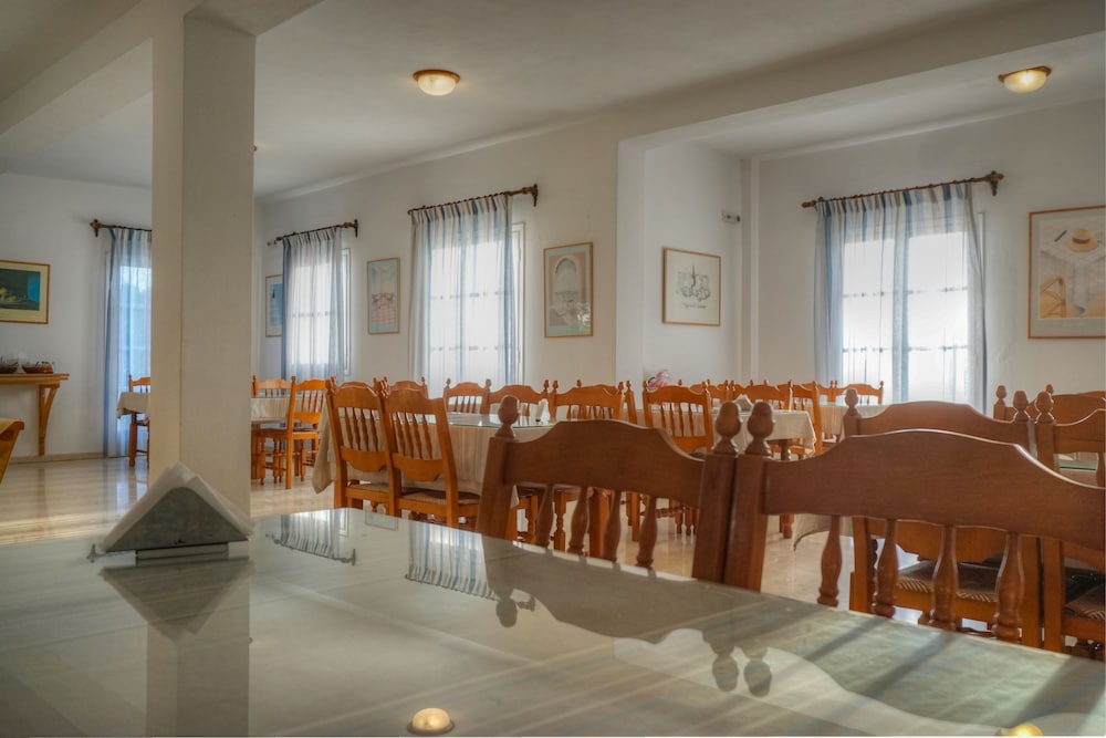 Alexandra Hotel — Restaurant & bars in Kamari, South Aegean