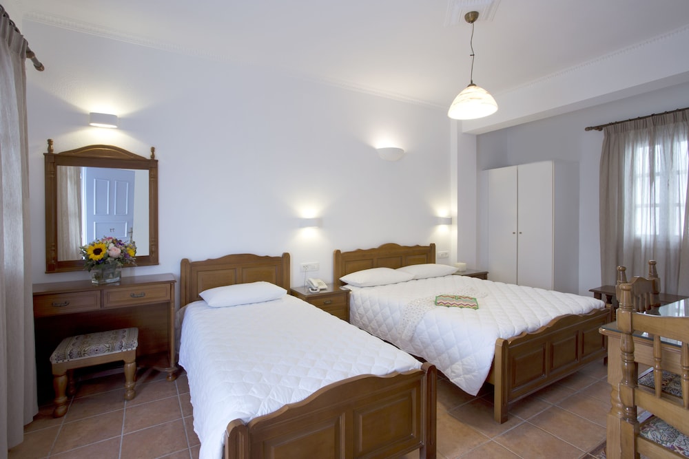Alexandra Hotel — Hotel rooms in Kamari, South Aegean