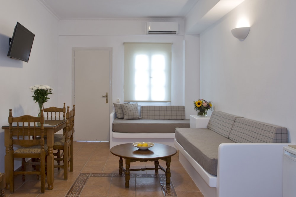 Alexandra Hotel — Hotel rooms in Kamari, South Aegean