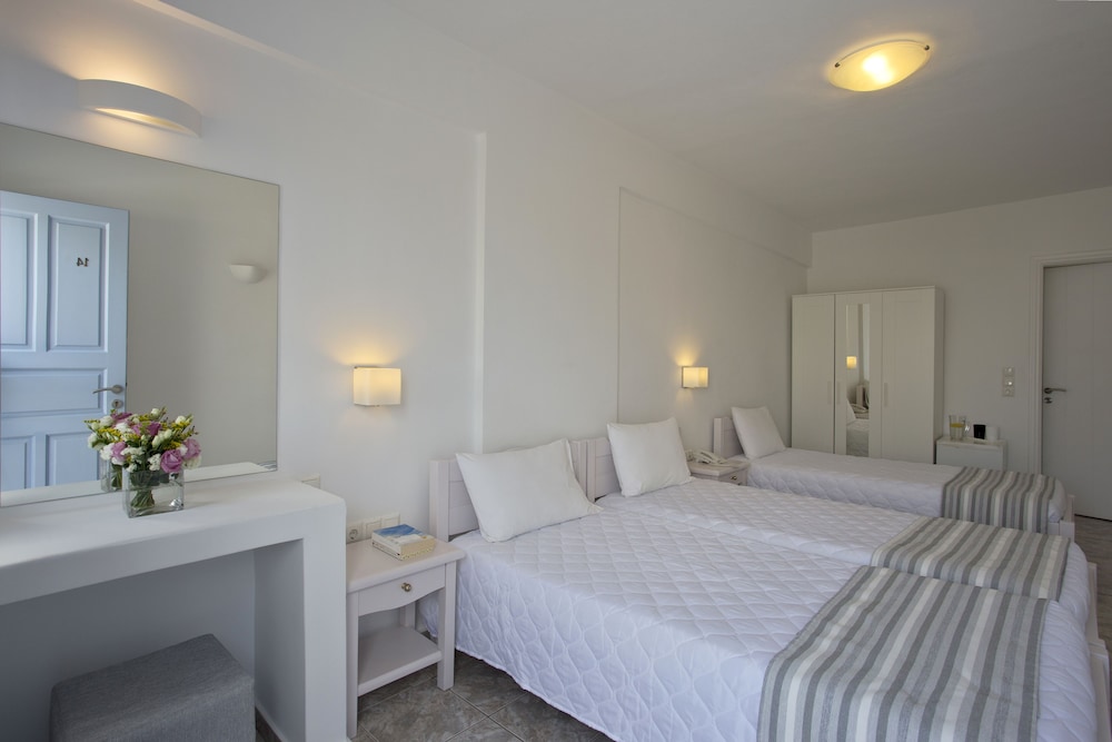 Alexandra Hotel — Hotel rooms in Kamari, South Aegean