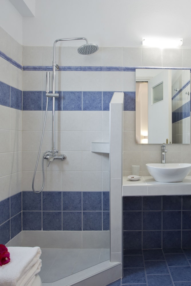 Alexandra Hotel — Hotel rooms in Kamari, South Aegean