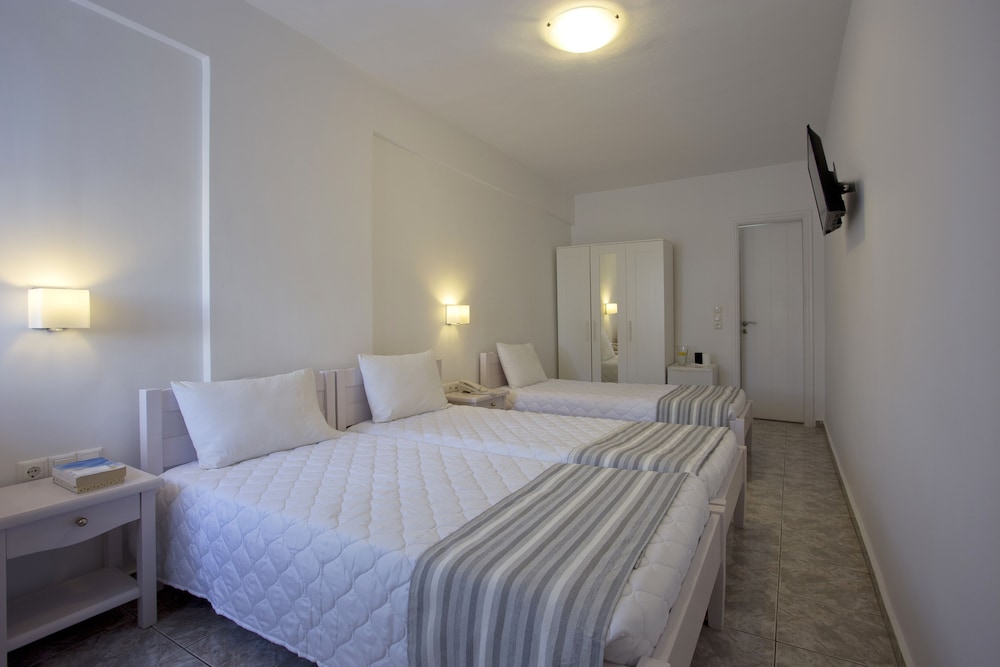Alexandra Hotel — Hotel rooms in Kamari, South Aegean