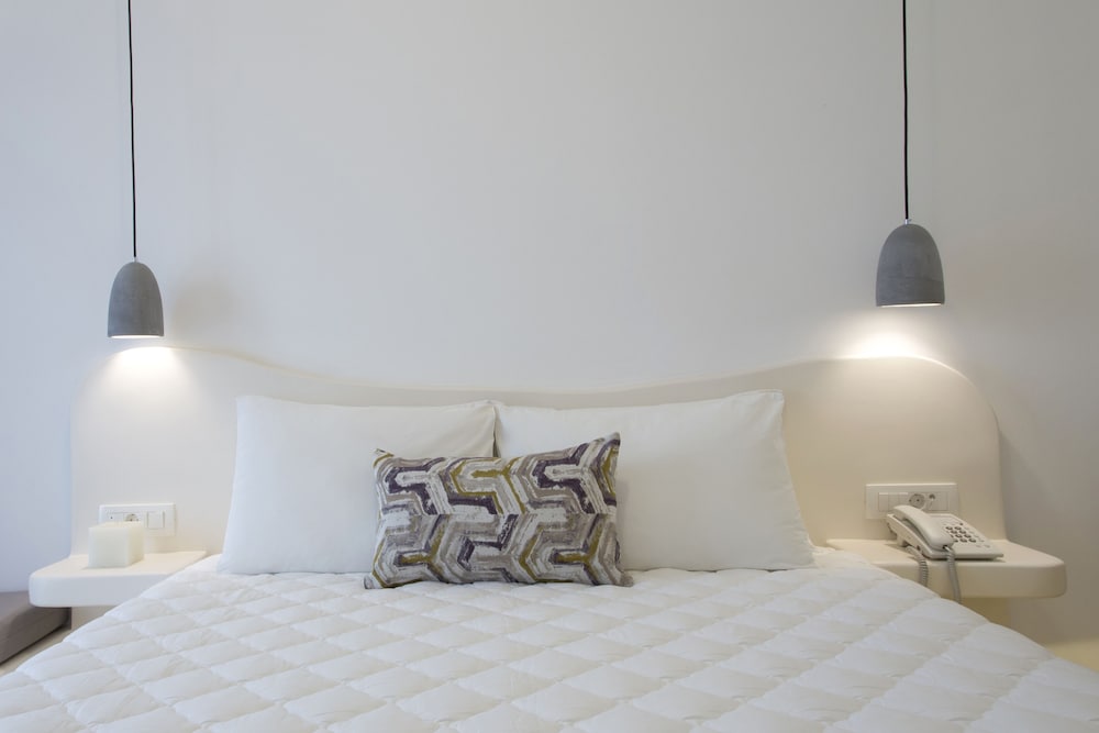 Alexandra Hotel — Hotel rooms in Kamari, South Aegean