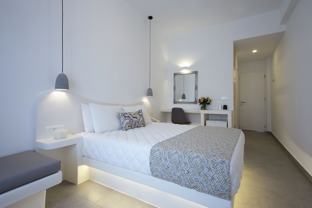 Alexandra Hotel — Hotel rooms in Kamari, South Aegean