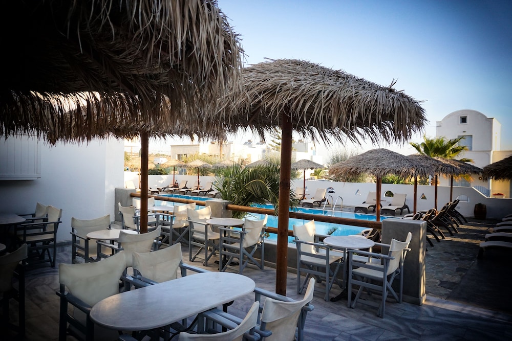 Alexandra Hotel — Swimming pool in Kamari, South Aegean