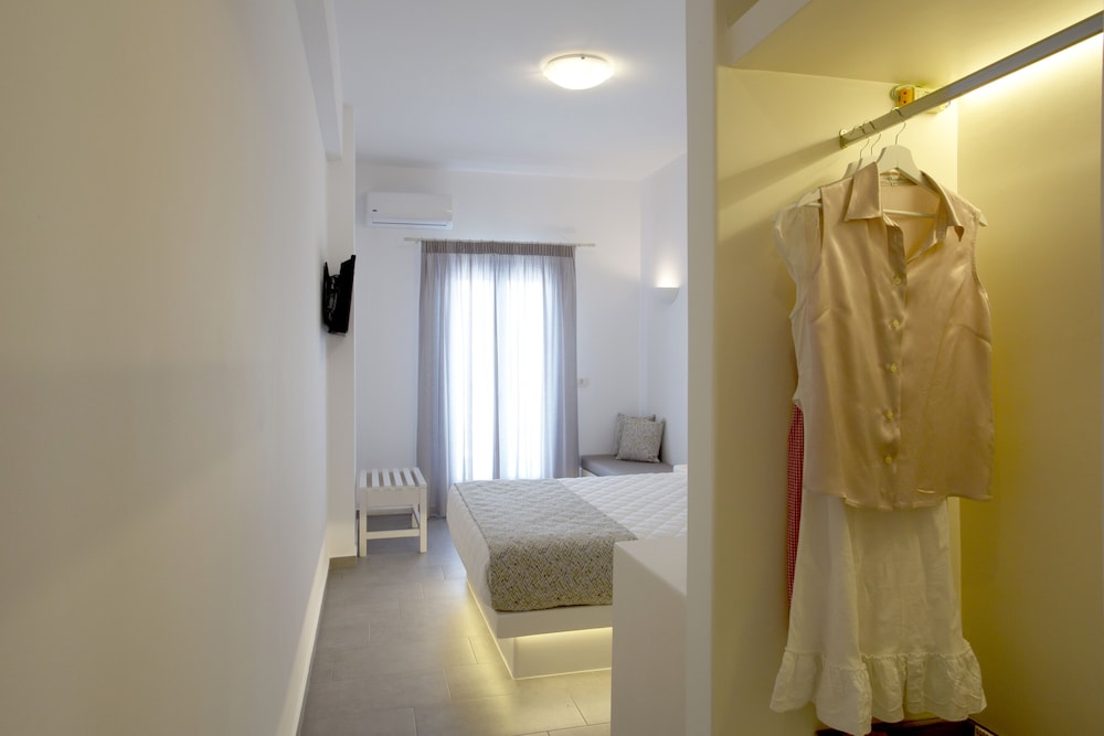 Alexandra Hotel — Hotel rooms in Kamari, South Aegean