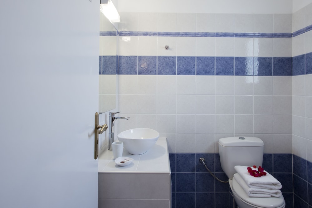 Alexandra Hotel — Hotel rooms in Kamari, South Aegean