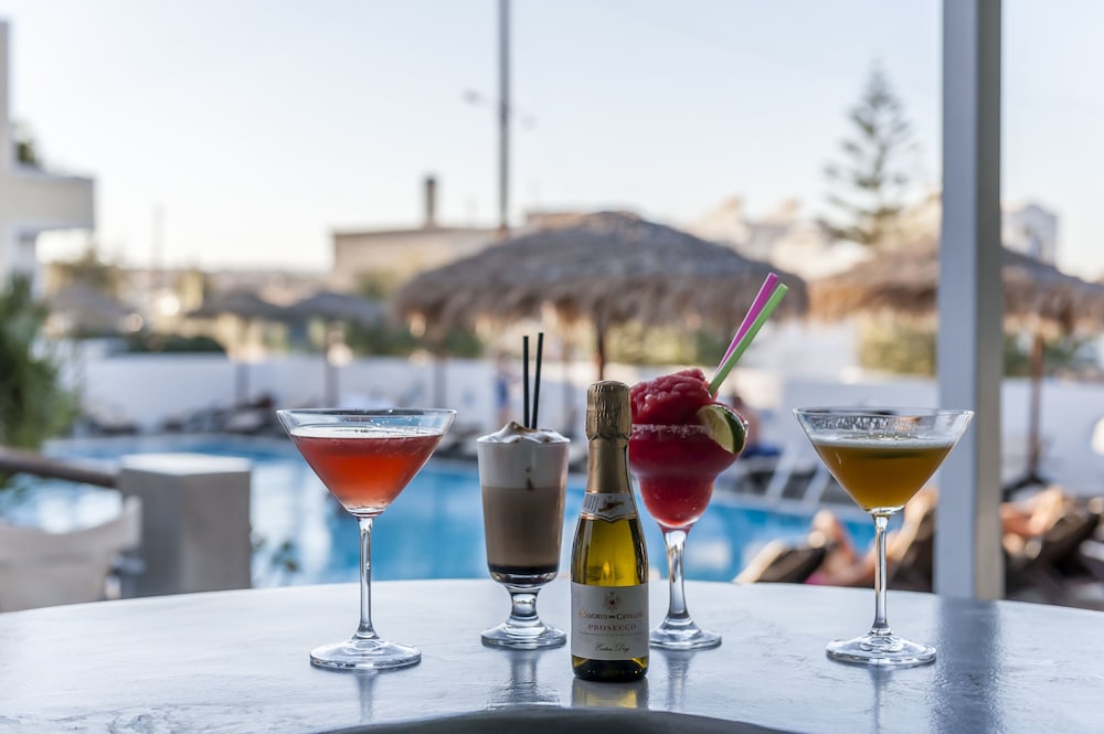 Alexandra Hotel — Restaurant & bars in Kamari, South Aegean