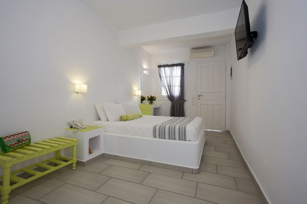 Alexandra Hotel — Hotel rooms in Kamari, South Aegean