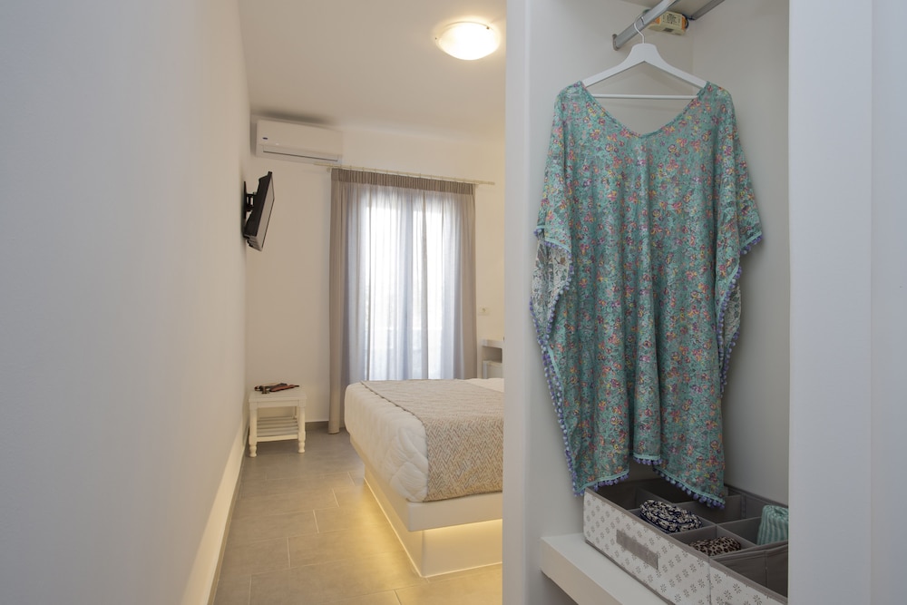 Alexandra Hotel — Hotel rooms in Kamari, South Aegean