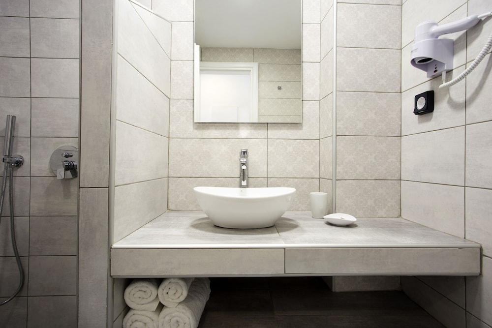Alexandra Hotel — Hotel rooms in Kamari, South Aegean