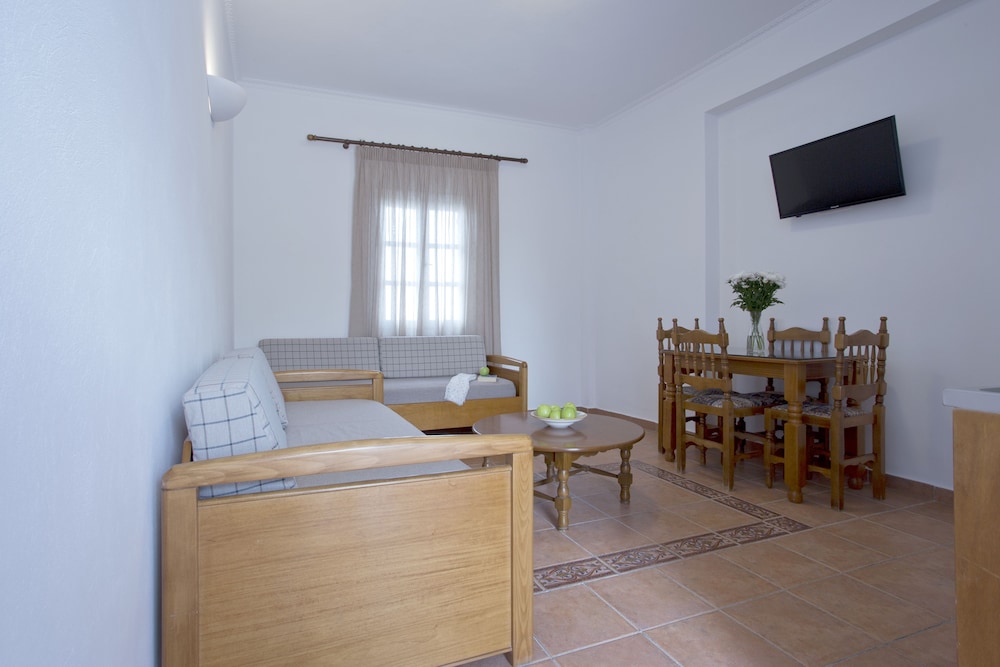 Alexandra Hotel — Hotel rooms in Kamari, South Aegean