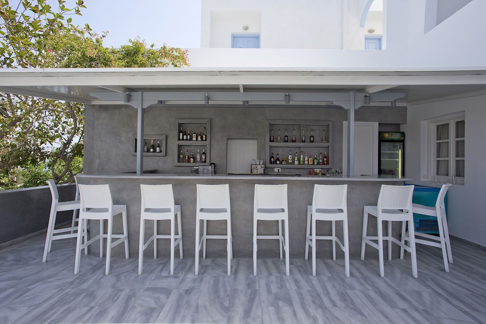 Alexandra Hotel — Restaurant & bars in Kamari, South Aegean
