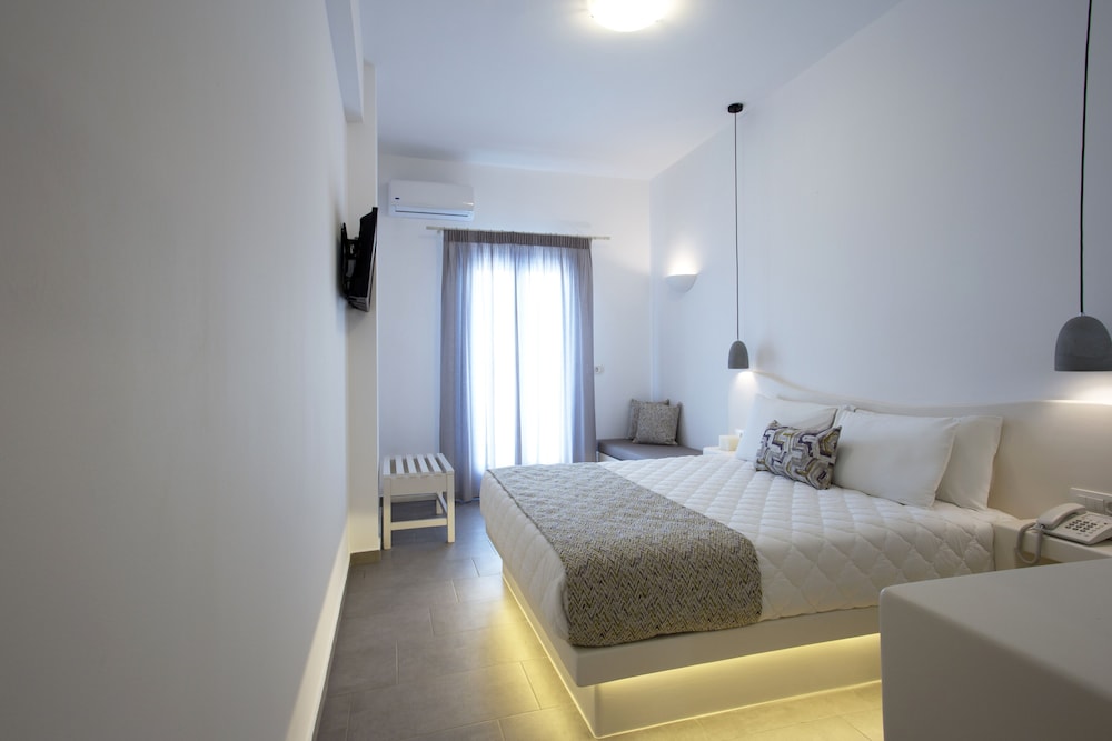 Alexandra Hotel — Hotel rooms in Kamari, South Aegean
