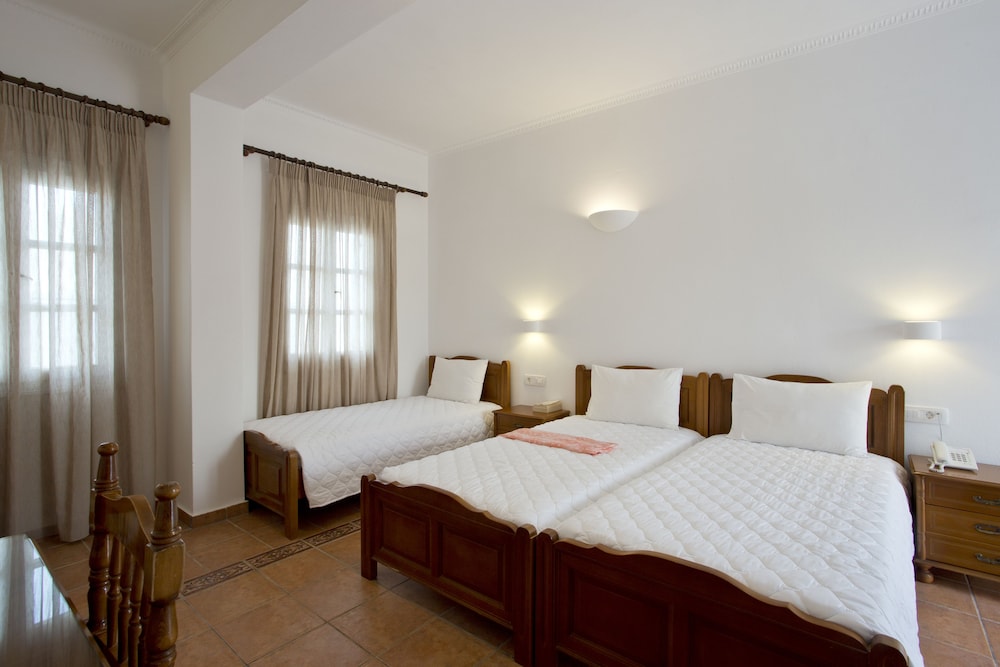 Alexandra Hotel — Hotel rooms in Kamari, South Aegean