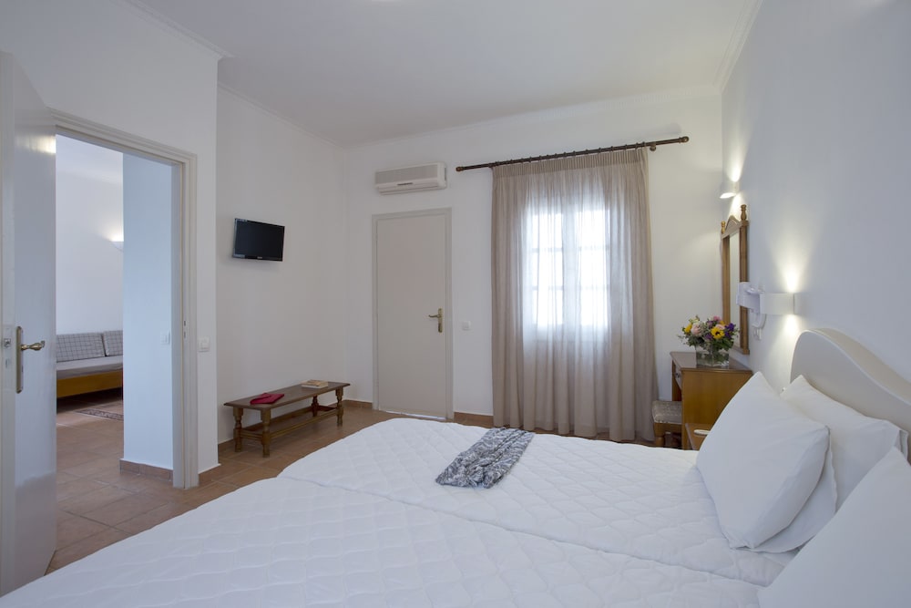 Alexandra Hotel — Hotel rooms in Kamari, South Aegean