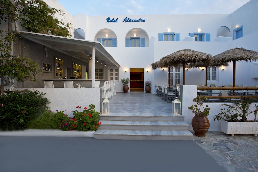 Alexandra Hotel — Hotel building in Kamari, South Aegean